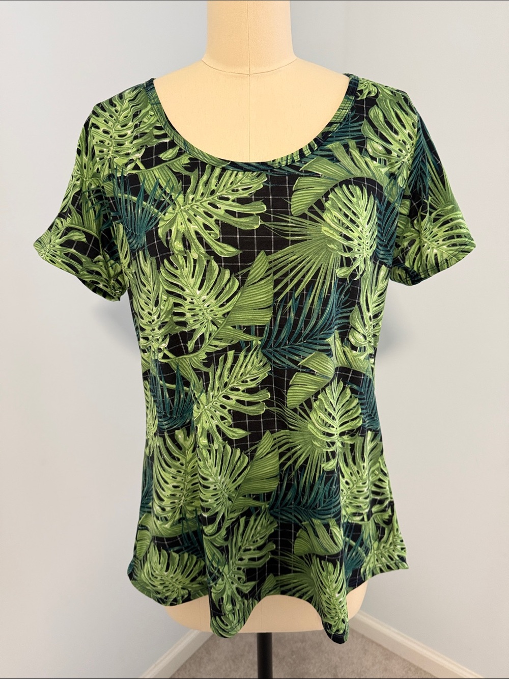LuLaRoe Black Short Sleeve Top with Green Tropical Leaf Print Tunic Top SZM